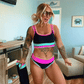 Completo bikini sportivo a 3 pezzi in nylon con effetto patchwork a blocchi di colore: costume a vita alta con effetto modellante.