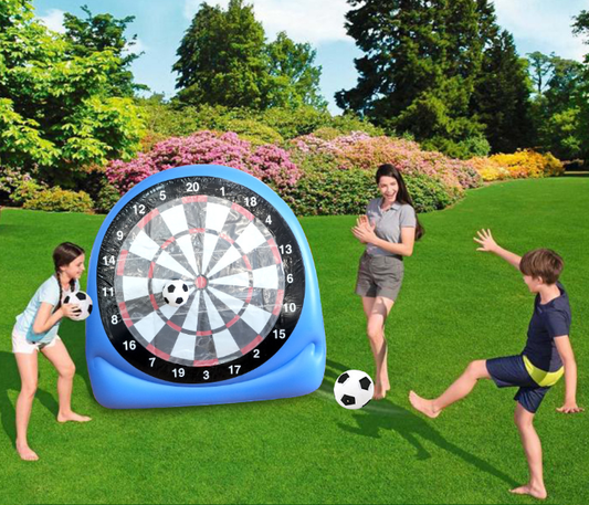 Il gigantesco bersaglio gonfiabile per freccette a forma di pallone da calcio, completo di due palloni e una pompa ad aria, è la scelta perfetta per i giochi da giardino di grandi dimensioni.