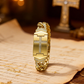 Un orologio d'ispirazione estiva impreziosito da una scintillante croce di cristallo, caratterizzato da un quadrante rettangolare geometrico e un bracciale in metallo pregiato: una scelta elegante per tutti i giorni.