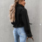 Giacca con colletto alto, bottoni a pressione e coulisse con tasche.