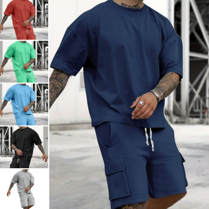 Completo da uomo casual composto da t-shirt a maniche corte e pantaloncini.