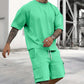 Completo da uomo casual composto da t-shirt a maniche corte e pantaloncini.