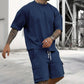 Completo da uomo casual composto da t-shirt a maniche corte e pantaloncini.