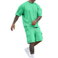Completo da uomo casual composto da t-shirt a maniche corte e pantaloncini.