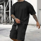 Completo da uomo casual composto da t-shirt a maniche corte e pantaloncini.