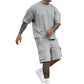 Completo da uomo casual composto da t-shirt a maniche corte e pantaloncini.