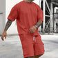 Completo da uomo casual composto da t-shirt a maniche corte e pantaloncini.