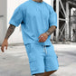 Completo da uomo casual composto da t-shirt a maniche corte e pantaloncini.