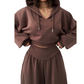Completo da donna con felpa corta e pantaloni a gamba larga