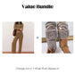 Completo da donna composto da top e pantaloni a righe in maglia, due pezzi.