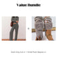 Completo da donna composto da top e pantaloni a righe in maglia, due pezzi.