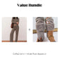 Completo da donna composto da top e pantaloni a righe in maglia, due pezzi.