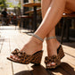 Sandali con tacco a punta quadrata e stampa leopardata, modello slip-on.