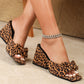 Sandali con tacco a punta quadrata e stampa leopardata, modello slip-on.