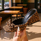 Sandali con tacco a punta quadrata e stampa leopardata, modello slip-on.