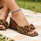 Sandali con tacco a punta quadrata e stampa leopardata, modello slip-on.