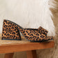 Sandali con tacco a punta quadrata e stampa leopardata, modello slip-on.