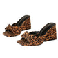 Sandali con tacco a punta quadrata e stampa leopardata, modello slip-on.