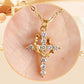 Squisita collana con croce e corona girevole.