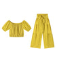 Set di due pezzi composto da top con spalle scoperte e maniche a sbuffo e pantaloni a gamba larga