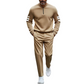 Completo da uomo composto da maglia con mezza zip e pantaloni, due pezzi.