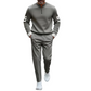 Completo da uomo composto da maglia con mezza zip e pantaloni, due pezzi.