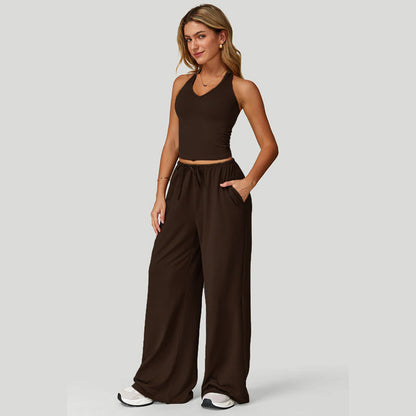 Completo da donna composto da top corto con scollo all'americana e pantaloni a gamba larga.