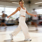 Completo da donna composto da top corto con scollo all'americana e pantaloni a gamba larga.
