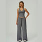 Completo da donna composto da top corto con scollo all'americana e pantaloni a gamba larga.