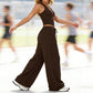 Completo da donna composto da top corto con scollo all'americana e pantaloni a gamba larga.