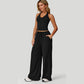 Completo da donna composto da top corto con scollo all'americana e pantaloni a gamba larga.