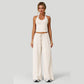 Completo da donna composto da top corto con scollo all'americana e pantaloni a gamba larga.