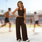 Completo da donna composto da top corto con scollo all'americana e pantaloni a gamba larga.