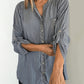 Camicia da donna a righe con scollo a V e bottoni