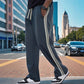 Pantaloni casual da uomo: ampi, dal taglio dritto, versatili e comodi.