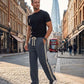 Pantaloni casual da uomo: ampi, dal taglio dritto, versatili e comodi.