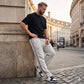 Pantaloni casual da uomo: ampi, dal taglio dritto, versatili e comodi.