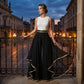 Eleganti pantaloni a gamba larga e fluidi con finiture dorate.