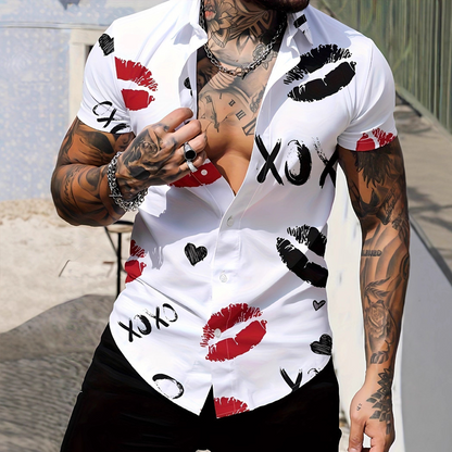 💋 SCONTO DEL 50% PER UN PERIODO LIMITATO! ✨ Camicia da uomo con stampa di baci e bottoni – Allegra, leggera, vivace 👔