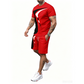 Completo da uomo composto da t-shirt e pantaloncini con stampa grafica.