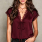👚 ORA SCONTATO DEL 50%! 🌙 Top da donna con scollo a V e pizzo – Maniche corte, elegante e perfetto per il giorno e per la sera – Raffinata lavorazione in pizzo, drappeggio morbido, fascino femminile 🌸