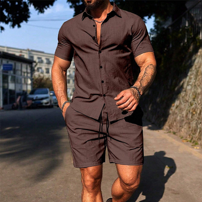 Completo casual da uomo con camicia a maniche corte e pantaloncini