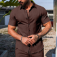 Completo casual da uomo con camicia a maniche corte e pantaloncini