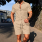 Completo casual da uomo con camicia a maniche corte e pantaloncini