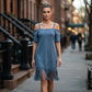 Abito da donna con spalle scoperte, spalline e frange